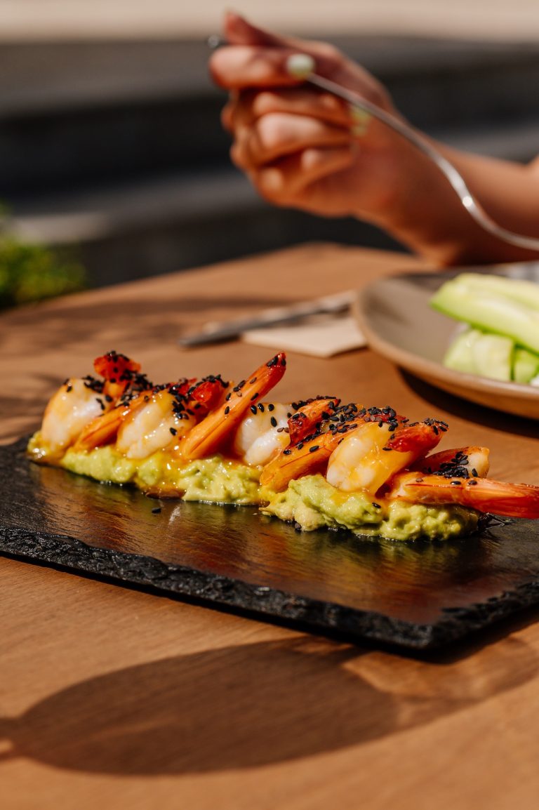 скариди с манго върху канапе от авокадо (1)